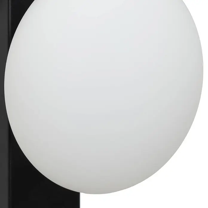 Lindby Wandleuchte Tavrik - schwarz, weiß / opal, G9 - Mattweißer kugelförmiger Lichtdiffusor an einer schwarzen Halterung.