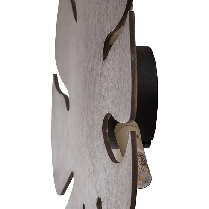 Envostar Wandleuchte Folah - Holz dunkel, Holz dunkel, G9 - Seitenansicht einer dekorativen Wandleuchte aus hellem Holz mit Blattausschnitten und sichtbarer LED-Birne.