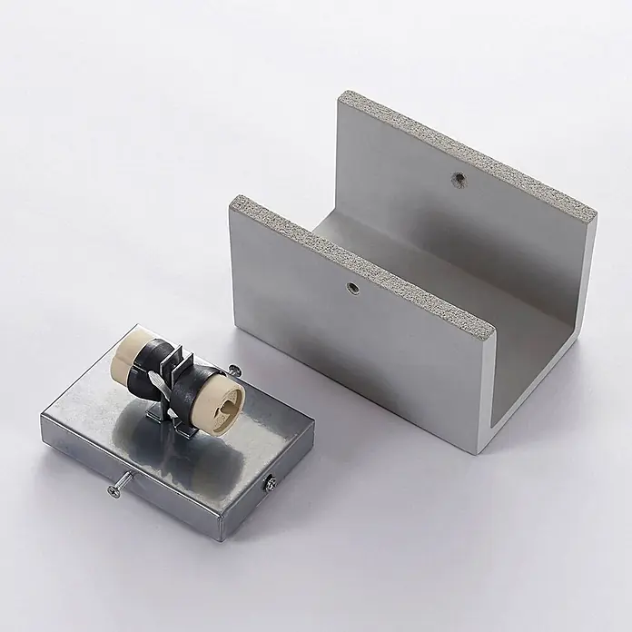 Lindby Wandleuchte Gerda - alu / grau / zink, GU10 - Zwei silberne Metall-Leuchtenkomponenten: eine U-Profil-Klemme mit texturierten Kanten und ein Sockel mit Porzellanfassung.