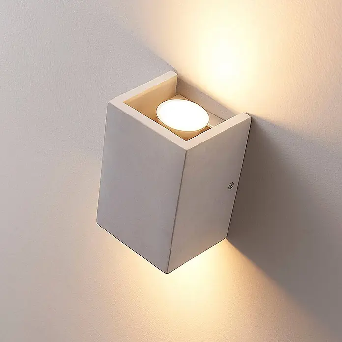 Lindby Wandleuchte Gerda - alu / grau / zink, GU10 - Quadratische hellgraue Gips-Wandleuchte mit Up- und Downlight.