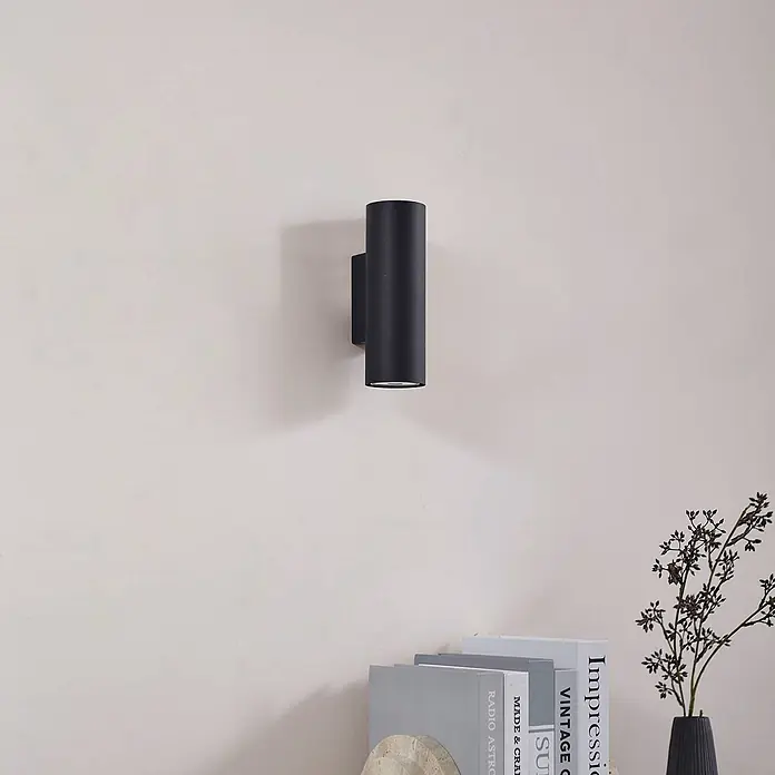 Lindby Wandleuchte Joffrey - schwarz, schwarz, GU10 - Schwarze zylindrische Wandleuchte mit Up-Down-Beleuchtung, an der Wand montiert.