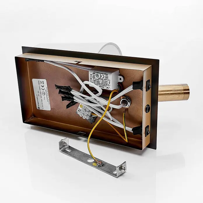 Lindby Wandleuchte Aiden - bronze / altmessing - Innenansicht einer Wandleuchte mit Verkabelung, LED-Treiber und Montagehalterung.