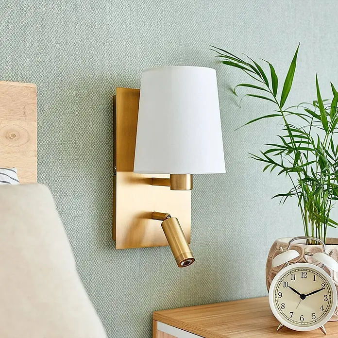 Lindby Wandleuchte Aiden - bronze / altmessing - Wandleuchte aus Messing mit weißem Schirm und verstellbarem Lesespot, ideal als Nachttischlampe.