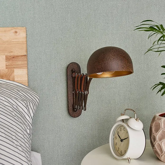 Lindby Wandleuchte Curtis - L x B x H: 57 x 13 x 23 cm, braun / rost, braun / rost, E14 - Rostbraune Wandleuchte mit Scherengelenk, als Nachttischlampe über einem Beistelltisch montiert.