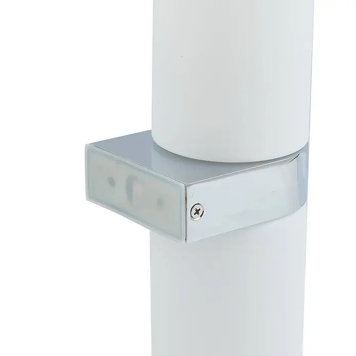Lucande Wandleuchte Basolo - L x B x H: 10 x 8 x 31,5 cm, chrom / silber, E14 - Weiße zylindrische Lampe mit einem verchromten Akzenthalter, der ein mattiertes Lichtpaneel hat, befestigt mit einer Schraube.