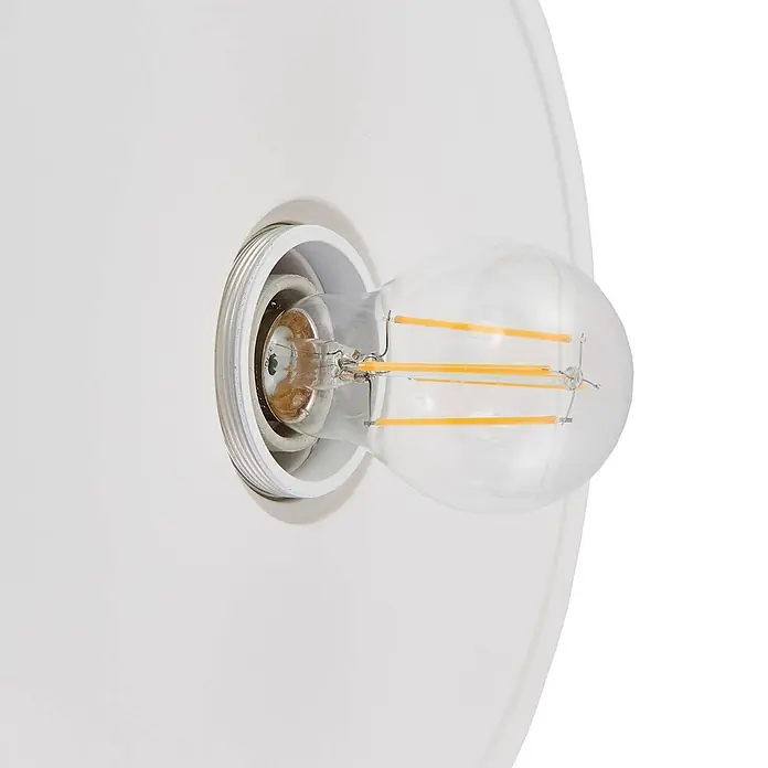 Lindby Wandleuchte Nielson - L x B x H: 28 x 28 x 15,5 cm, weiß / opal, E27 - Weiße Leuchte mit klarer LED-Birne, die sichtbare Filamente und die weiße Lampenfassung zeigt.