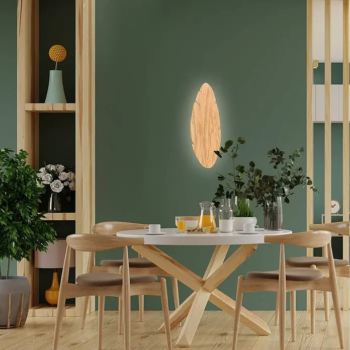 Envostar Wandleuchte Lehti - L x B x H: 5 x 18 x 51 cm, Holz hell, Holz hell, G9 - Blattförmige Wandleuchte aus Holz mit warmem Schein, über einem Esstisch in modernem Interieur montiert.