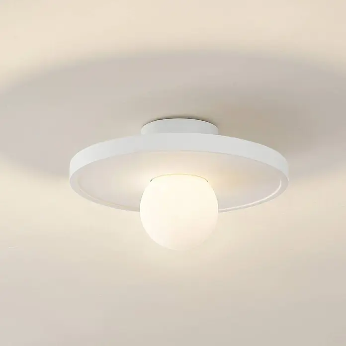 Lindby Wandleuchte Nielson - L x B x H: 28 x 28 x 15,5 cm, weiß / opal, E27 - Weiße Deckenleuchte mit rundem, flachem Sockel und kugelförmigem Milchglasdiffusor, strahlt warmes Licht aus.