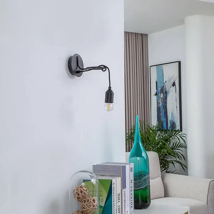 Lindby Wandleuchte Elira - L x B x H: 18,2 x 10 x 10 cm, schwarz, E27 - Schwarze Wandleuchte aus Metall mit flexiblem Arm und sichtbarer Glühbirne, in einem modernen Interieur.