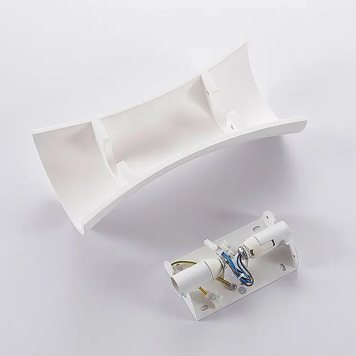 Lindby Wandleuchte Edon - L x B x H: 7,5 x 15 x 30 cm, weiß / opal, E14 - Zerlegte weiße Wandleuchte mit gebogener Abdeckung und Innenbasis mit zwei Lampenfassungen und Verkabelung.