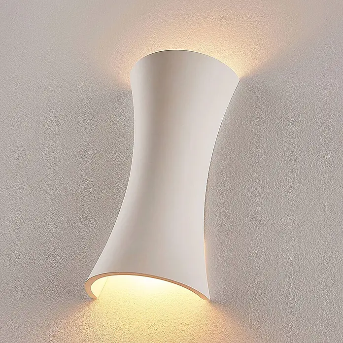 Lindby Wandleuchte Edon - L x B x H: 7,5 x 15 x 30 cm, weiß / opal, E14 - Weiße Sanduhr-förmige Wandleuchte, die warmes Licht nach oben und unten auf eine strukturierte Wand strahlt.