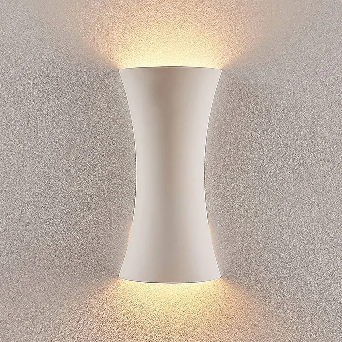 Lindby Wandleuchte Edon - L x B x H: 7,5 x 15 x 30 cm, weiß / opal, E14 - Weiße, gebogene Wandleuchte mit warmer Auf- und Abwärtsbeleuchtung auf einer strukturierten Wand.