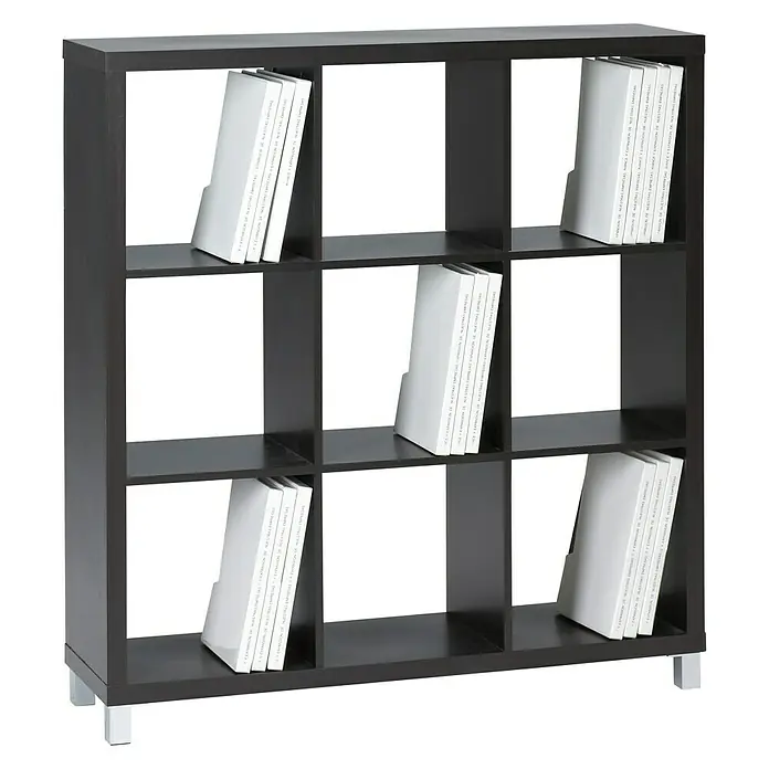 Estantería de madera Kubox - Al x An x Pr: 118 x 111 x 29 cm, Número de baldas: 9 ud., Negro - Imagen de un estante cúbico negro con nueve compartimentos y patas plateadas, algunos compartimentos contienen libros blancos.