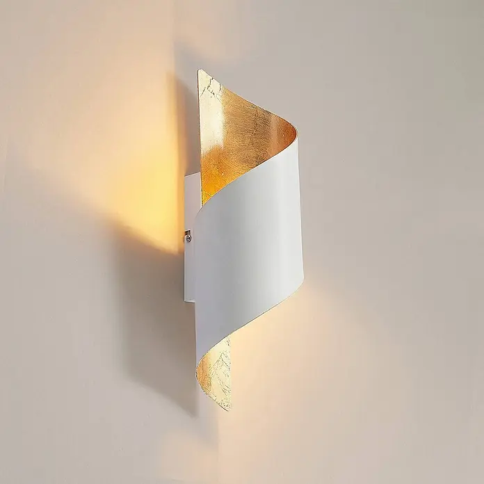 Lindby Wandleuchte Desirio - weiß / opal, weiß / opal, E14 - Weiße Wandleuchte mit goldener Blattstruktur innen, strahlt warmes Licht nach oben und unten.
