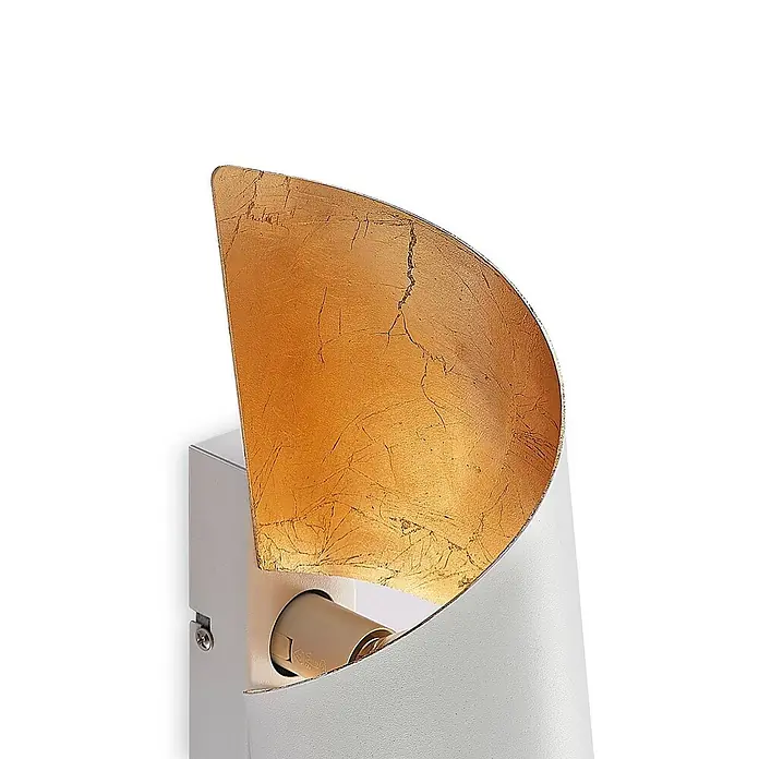 Lindby Wandleuchte Desirio - weiß / opal, weiß / opal, E14 - Weiße Wandleuchte mit geschwungener, goldverzierter Innenseite und sichtbarer Glühbirnenfassung.