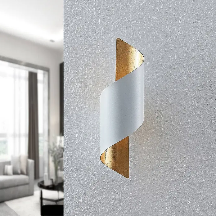 Lindby Wandleuchte Desirio - weiß / opal, weiß / opal, E14 - Weiße und goldene spiralförmige Wandleuchte an einer strukturierten Wand im modernen Wohnzimmer.