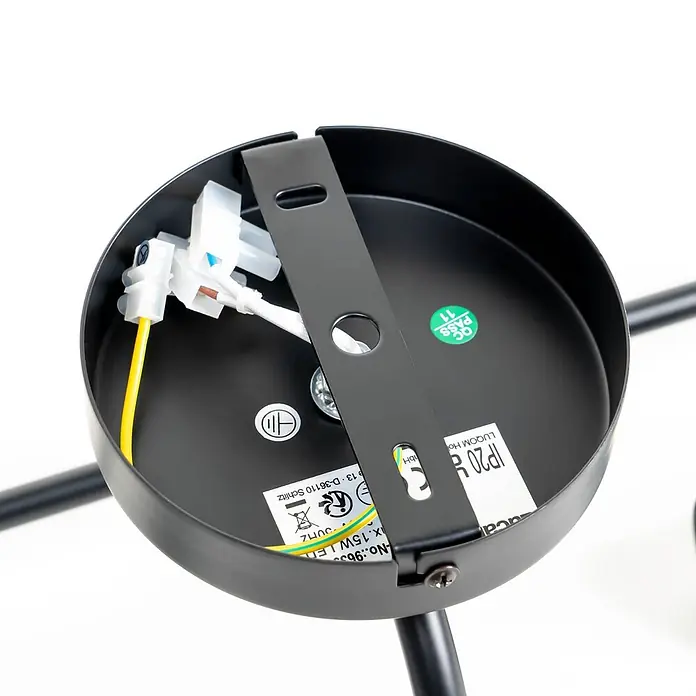Lucande Wandleuchte Tornike - schwarz, E27 - Innenansicht eines schwarzen Metall-Leuchtengehäuses mit sichtbaren elektrischen Anschlüssen und Montagehalterung.