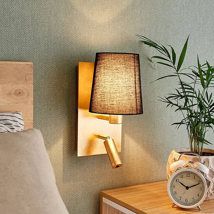 Lindby Wandleuchte Aiden - messing / gold, schwarz, E14 - Goldene Wandleuchte mit schwarzem Stoffschirm und verstellbarer Leselampe im Schlafzimmer.
