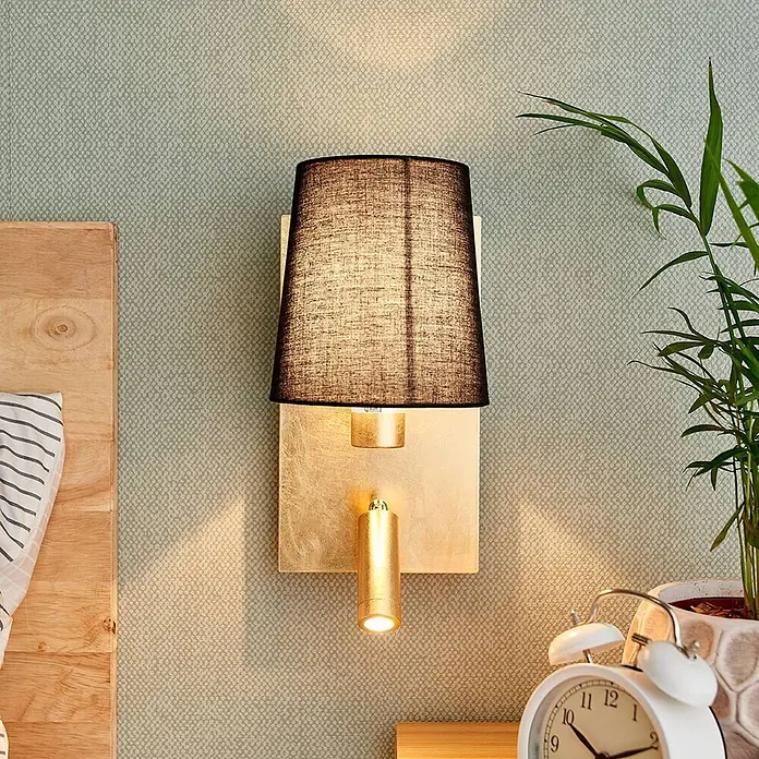 Lindby Wandleuchte Aiden - messing / gold, schwarz, E14 - Goldfarbene Wandleuchte mit schwarzem Stoffschirm und integriertem Spotlicht, ideal als Nachttischlampe.