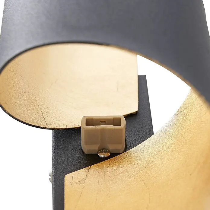 Lindby Wandleuchte Desirio - L x B x H: 10,5 x 8 x 24 cm, schwarz, G9 - Nahaufnahme einer mattschwarzen Leuchte mit goldener Innenseite und elektrischem Anschluss.