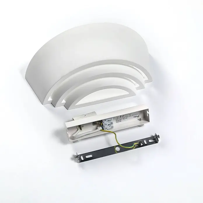 Lindby Wandleuchte Azriel - L x B x H: 13 x 32 x 13 cm, weiß / opal, E14 - Zerlegte weiße Bogenwandleuchte mit Schichtdesign, zeigt elektrische Innenteile und Montagehalterung.