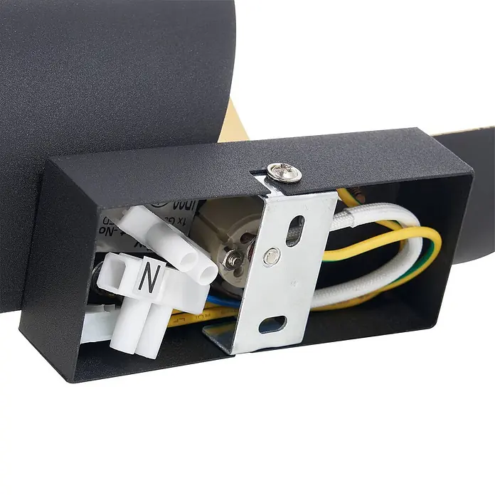 Lindby Wandleuchte Desirio - L x B x H: 10,5 x 8 x 24 cm, schwarz, G9 - Interne elektrische Anschlüsse einer schwarzen Leuchte mit weißen Klemmenblöcken, farbigen Kabeln und einer Metallhalterung in einem schwarzen Metallgehäuse.