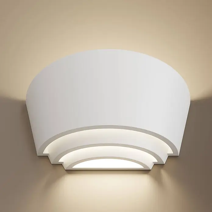 Lindby Wandleuchte Azriel - L x B x H: 13 x 32 x 13 cm, weiß / opal, E14 - Weiße, geschichtete Wandleuchte mit halbkreisförmigem Design, die warmes, indirektes Licht nach oben und unten auf eine beige Wand abstrahlt.