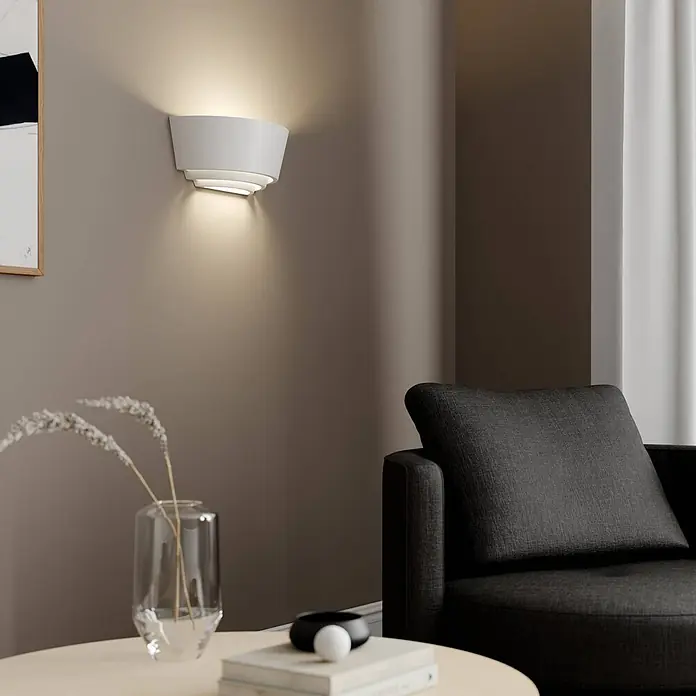Lindby Wandleuchte Azriel - L x B x H: 13 x 32 x 13 cm, weiß / opal, E14 - Weiße, geschichtete Wandleuchte, die weiches, indirektes Licht in einem modernen Wohnraum spendet.