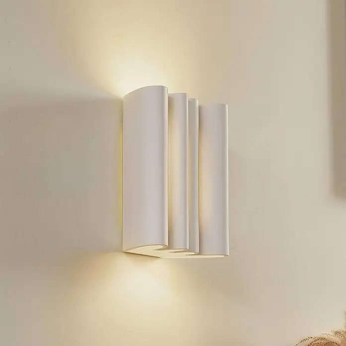 Lindby Wandleuchte Novali AI - L x B x H: 11 x 22 x 25,7 cm, weiß / opal, weiß / opal, G9 - Gebogene cremefarbene Wandleuchte mit mehreren Paneelen, die Licht nach oben und unten abgibt.