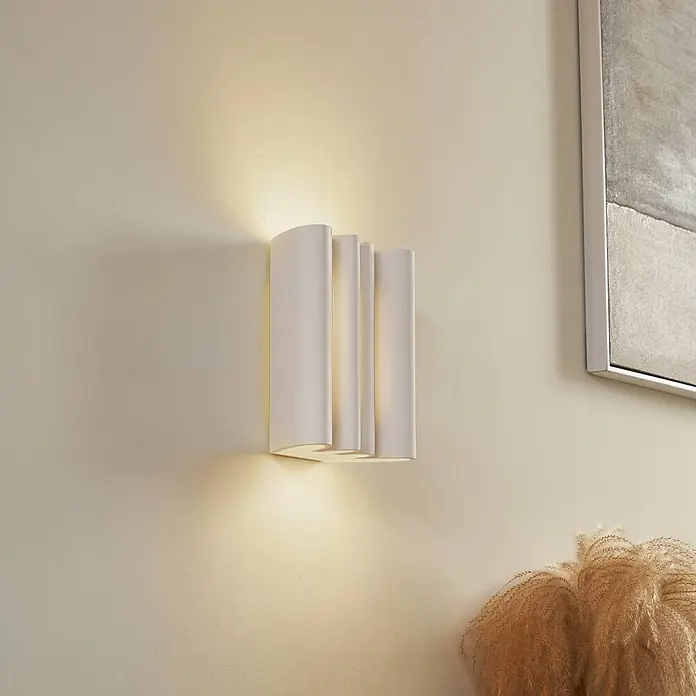 Lindby Wandleuchte Novali AI - L x B x H: 11 x 22 x 25,7 cm, weiß / opal, weiß / opal, G9 - Weiße Wellen-Wandleuchte, die eine warm getönte Wand von oben und unten beleuchtet und modernes Dekor ergänzt.