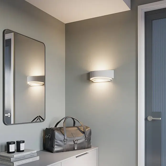 Lindby Wandleuchte Lucien - L x B x H: 12 x 32 x 13 cm, weiß / opal, E14 - Weiße Wandleuchte mit geschwungenem, geschichtetem Design, die warmes Licht an eine Wand wirft.