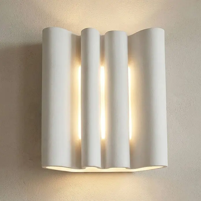 Lindby Wandleuchte Novali AI - L x B x H: 11 x 22 x 25,7 cm, weiß / opal, weiß / opal, G9 - Weiße gewellte Wandleuchte, die warmes Licht nach oben, unten und durch drei vertikale Schlitze abgibt.