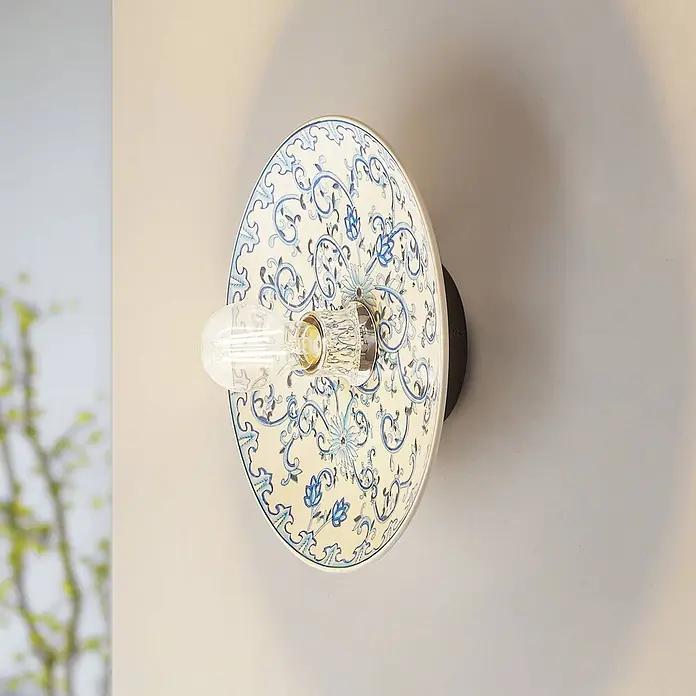 Lucande Wandleuchte Faelira - L x B x H: 30,5 x 30,5 x 8,6 cm, blau, E27 - Wandleuchte mit runder Keramikplatte in blau-weißem Blumenmuster und sichtbarer klarer Glühbirne.