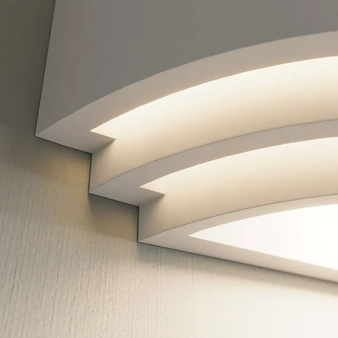 Lindby Wandleuchte Lucien - L x B x H: 12 x 32 x 13 cm, weiß / opal, E14 - Gestufte weiße Wandleuchte mit versteckten warmen LEDs für indirekte Beleuchtung.