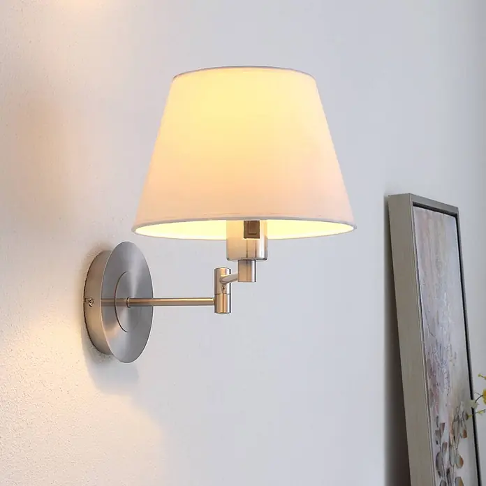 Lindby Wandleuchte Pola - alu / grau / zink, E27 - Wandleuchte aus gebürstetem Metall mit Schwenkarm und hellem Stoffschirm, spendet warmes Licht.