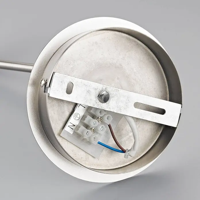 Lindby Wandleuchte Pola - alu / grau / zink, E27 - Sockel einer Leuchte aus gebürstetem Metall mit internem Anschlussklemme und Montagehalterung.