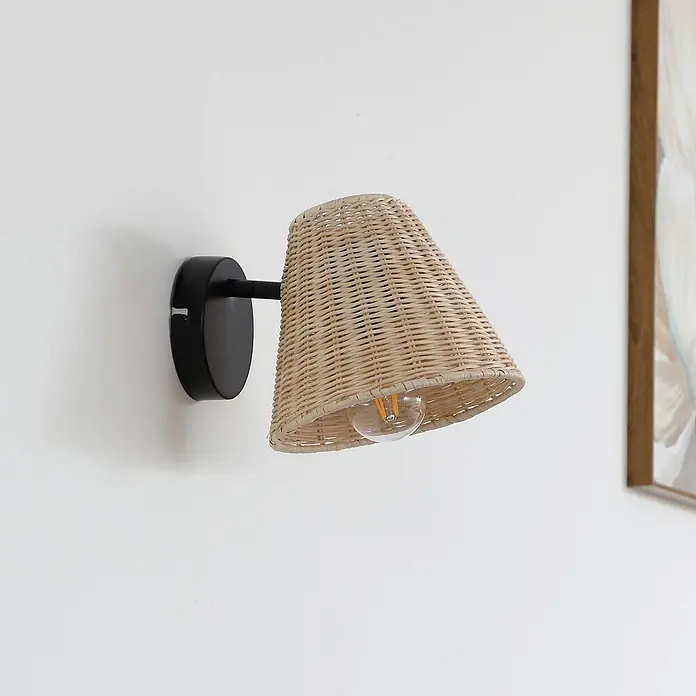 Lindby Wandleuchte Zyralia - schwarz, Holz hell, E27 - Schwarze Wandleuchte mit konischem Lampenschirm aus natürlichem Rattan und sichtbarer LED-Glühfadenlampe.
