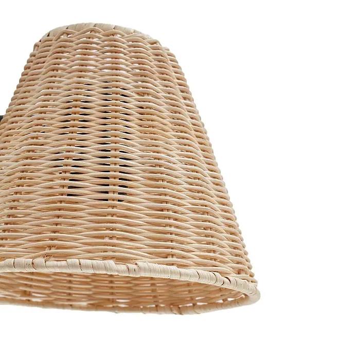 Lindby Wandleuchte Zyralia - schwarz, Holz hell, E27 - Heller, beigefarbener konischer Lampenschirm aus geflochtenem Rattan.