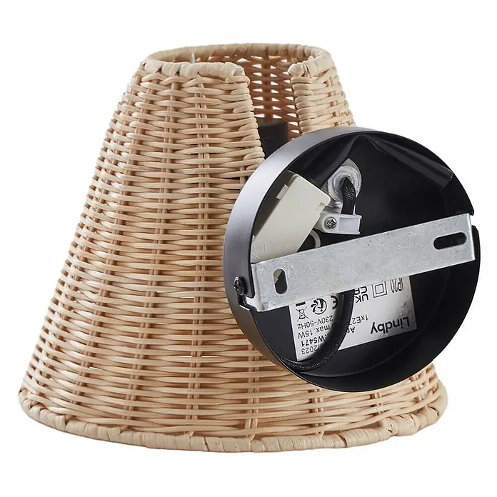 Lindby Wandleuchte Zyralia - schwarz, Holz hell, E27 - Geflochtener Lampenschirm aus Naturgeflecht mit schwarzer Metallfassung, elektrische Komponenten sichtbar.