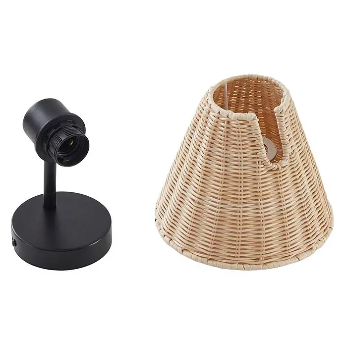 Lindby Wandleuchte Zyralia - schwarz, Holz hell, E27 - Schwarze Wandlampenfassung E27 und konischer Lampenschirm aus Rattan.
