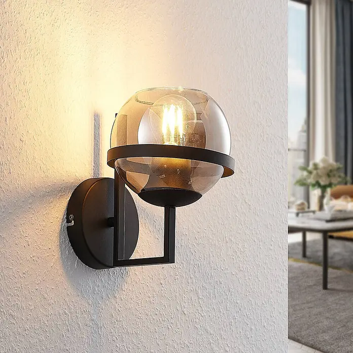 Lindby Wandleuchte Marinka - schwarz, klar / transparent, E27 - Moderne schwarze Metall-Wandleuchte mit rauchfarbener Glaskugel und glühendem Filamentleuchtmittel.