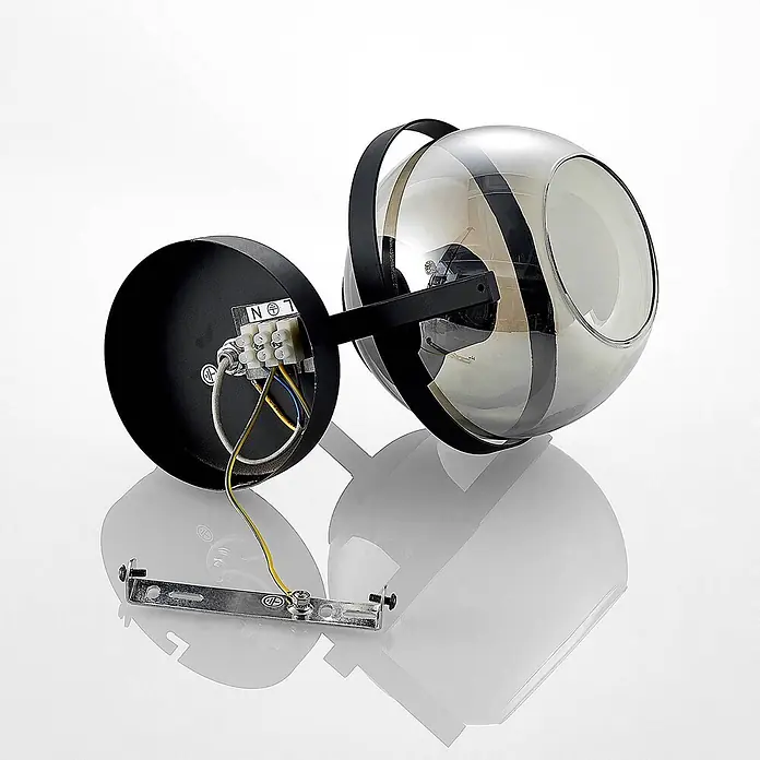 Lindby Wandleuchte Marinka - schwarz, klar / transparent, E27 - Zerlegte schwarze Wandleuchte mit rauchgrauem Glasschirm, zeigt Verkabelung und Montagehalterung.
