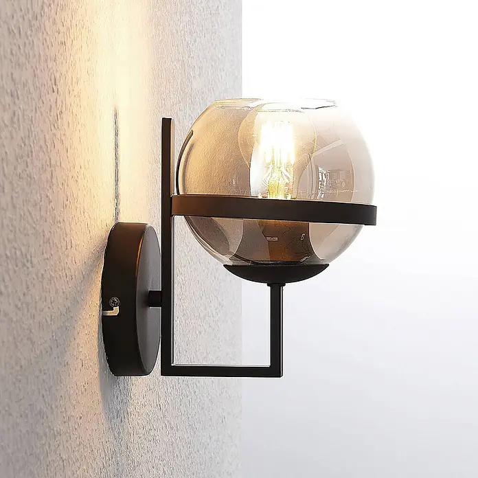 Lindby Wandleuchte Marinka - schwarz, klar / transparent, E27 - Wandleuchte aus schwarzem Metall und Rauchglas mit sichtbarer Edison-LED-Birne.