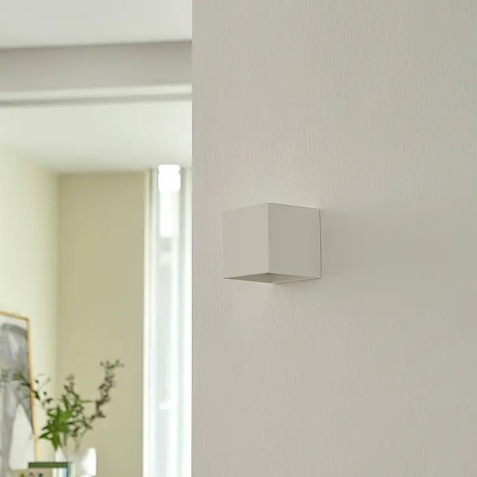 Lindby Wandleuchte Kay - L x B x H: 11,5 x 11,5 x 11,5 cm, weiß / opal, G9 - Weiße, würfelförmige Wandleuchte an einer Wand montiert.