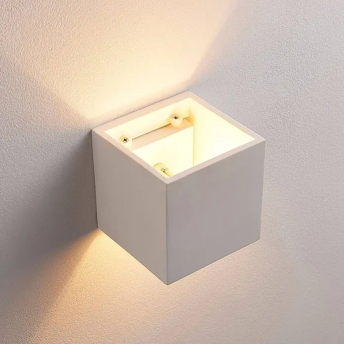 Lindby Wandleuchte Kay - L x B x H: 11,5 x 11,5 x 11,5 cm, weiß / opal, G9 - Weiße, kubische Wandleuchte, an einer Wand montiert, strahlt warmes Licht nach oben und unten ab.