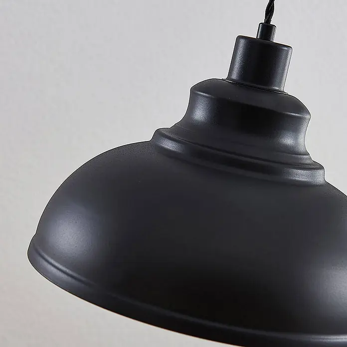 Lindby Pendelleuchte Albertine - L x B x H: 29 x 29 x 19,7 cm, schwarz, Schwarz, gold, E27 - Nahaufnahme eines mattschwarzen Metall-Pendelleuchtenschirms mit dekorativem oberen Kragen.