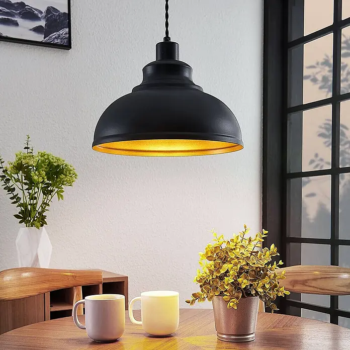 Lindby Pendelleuchte Albertine - L x B x H: 29 x 29 x 19,7 cm, schwarz, Schwarz, gold, E27 - Schwarze Pendelleuchte mit goldener Innenseite über einem Esstisch hängend.