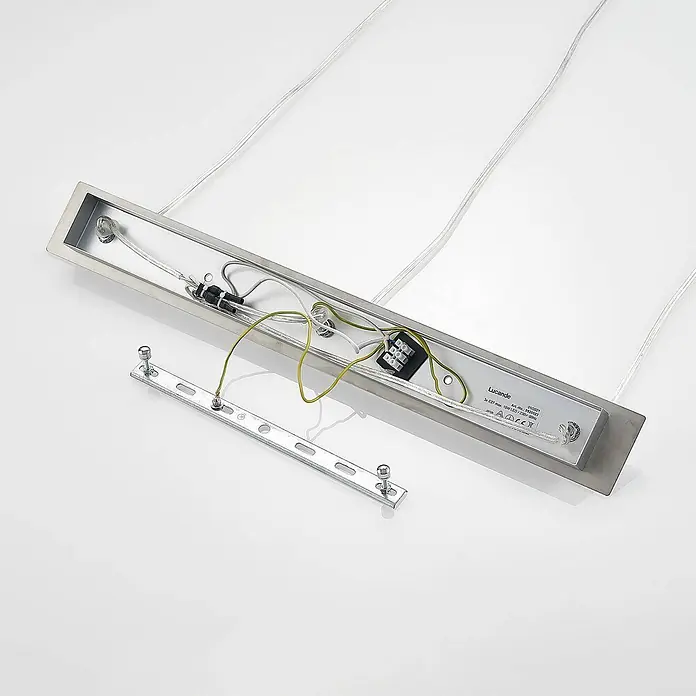 Lucande Pendelleuchte Gesja - L x B x H: 63,5 x 13,5 x 32,5 cm, chrom, E27 - Interner Blick auf eine rechteckige Leuchte mit Verkabelung, Klemme und separatem Montagebügel aus silberfarbenem Metall.