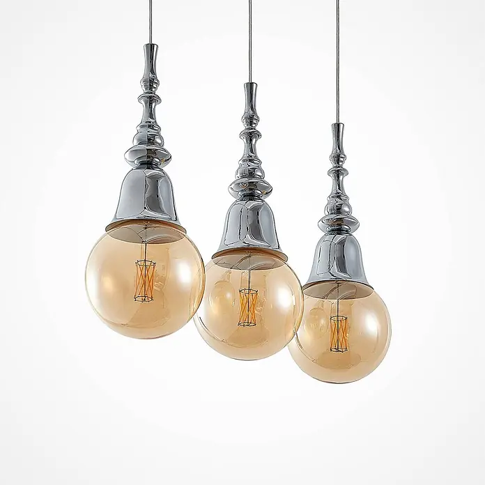 Lucande Pendelleuchte Gesja - L x B x H: 63,5 x 13,5 x 32,5 cm, chrom, E27 - Drei Pendelleuchten mit verchromten, verzierten Oberteilen und bernsteinfarbenen Glaskugeln mit sichtbaren Filamenten.