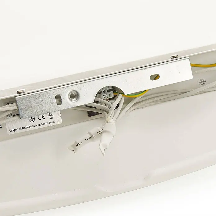 Lindby Wandleuchte Tommi - weiß / opal, E14 - Innenansicht einer Leuchte mit Metallhalterung, Verkabelungsanschlüssen und Produktetiketten.